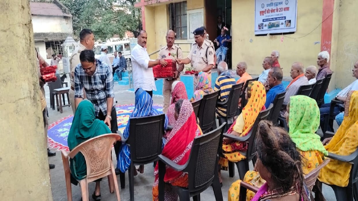Korba Police celebrated Diwali with elderly at an old-age home sharing gifts, sharing meals and bursting firec