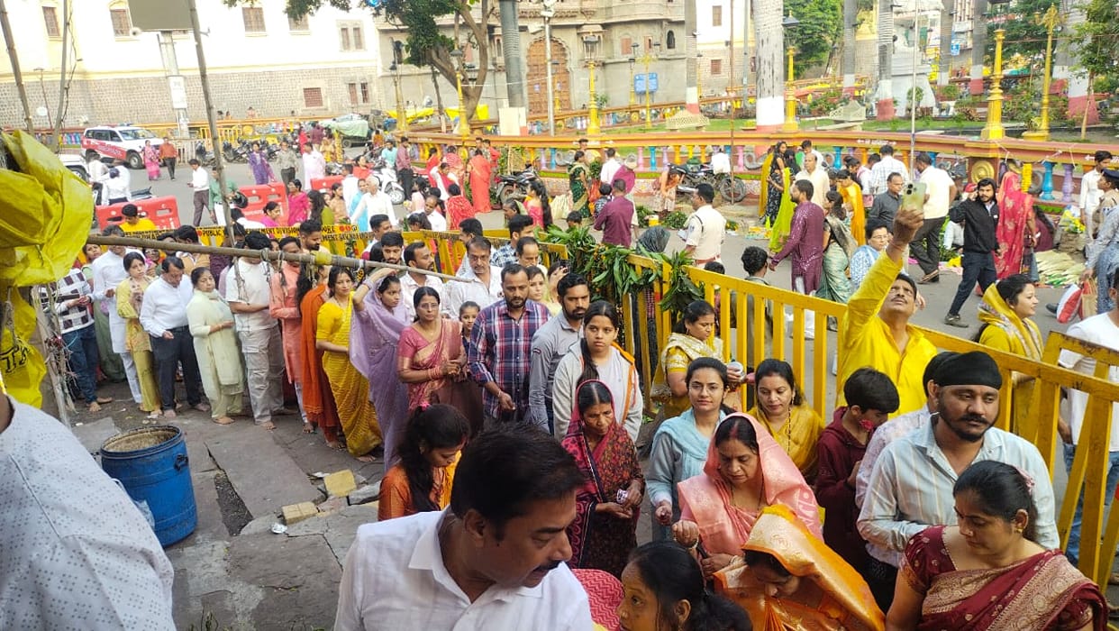 Indore: Devotees queue up for half a kilometre at Mahalaxmi temple in Indore, special rituals performed