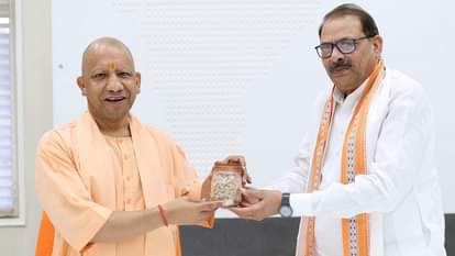 मुख्यमंत्री से लखनऊ में भेंट करते विधायक वीरेंद्र सिंह राणा