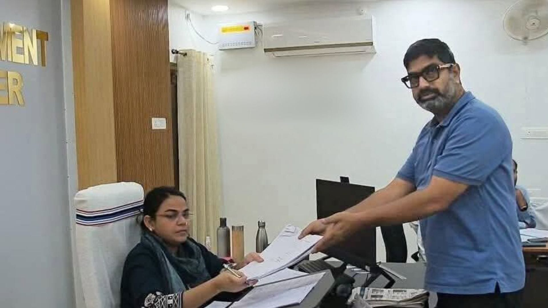 नामांकन दाखिल करते हुए