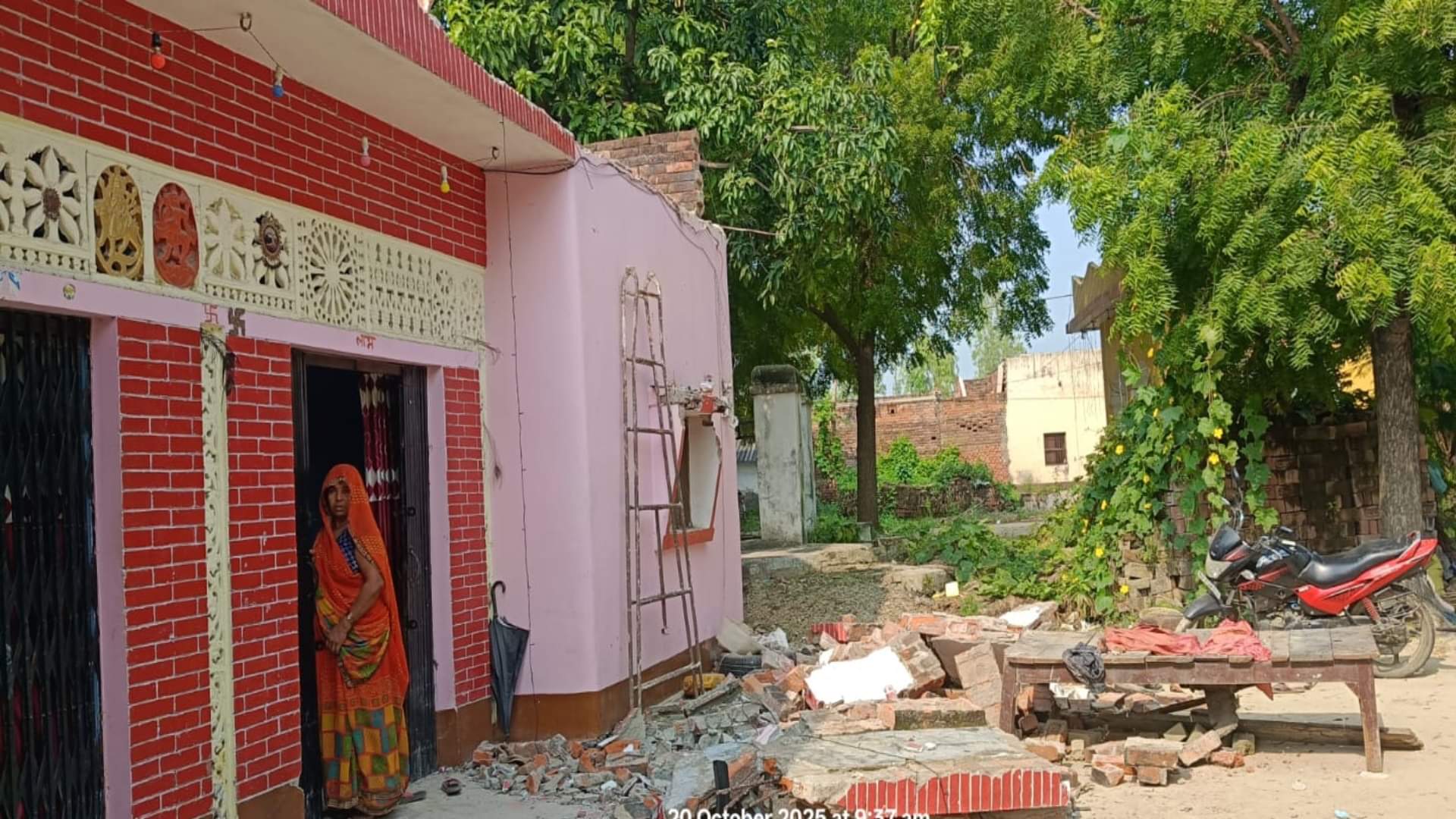 प्रतापगढ़ में मकान का एक हिस्सा गिरा।