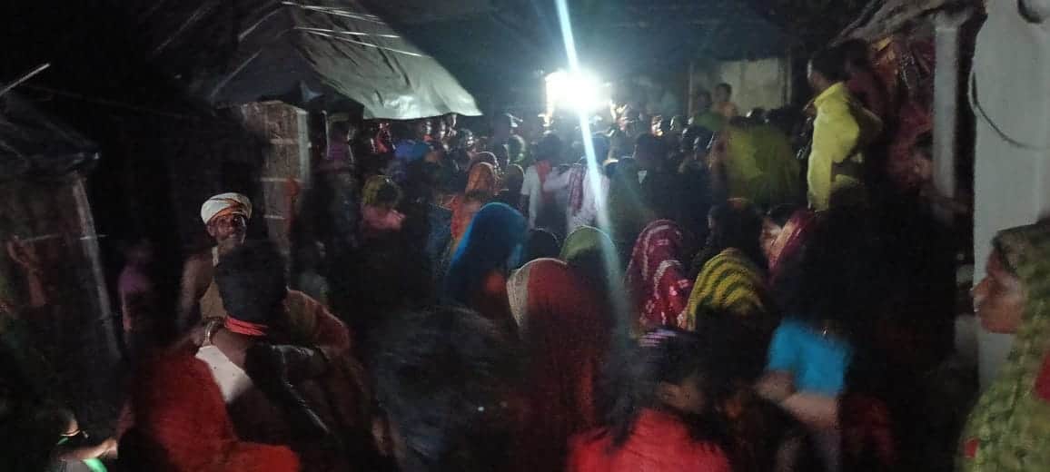 पीड़ित परिजन और ग्रामीण।