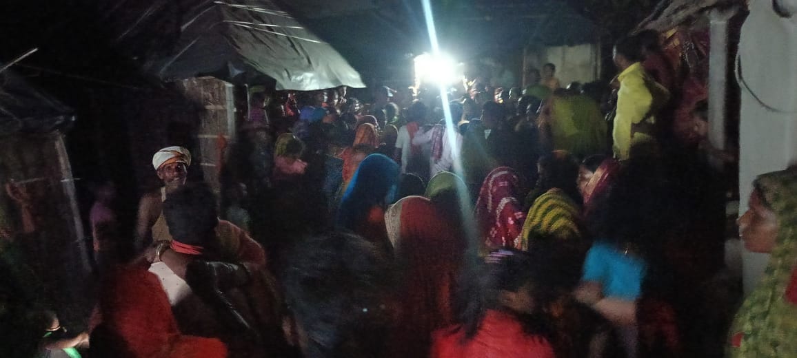 पीड़ित परिजन और ग्रामीण।