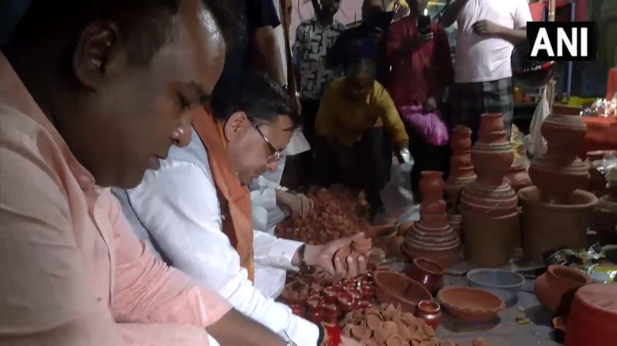 Chief Minister Pushkar Singh Dhami encouraged potters on Diwali, bought earthen lamps