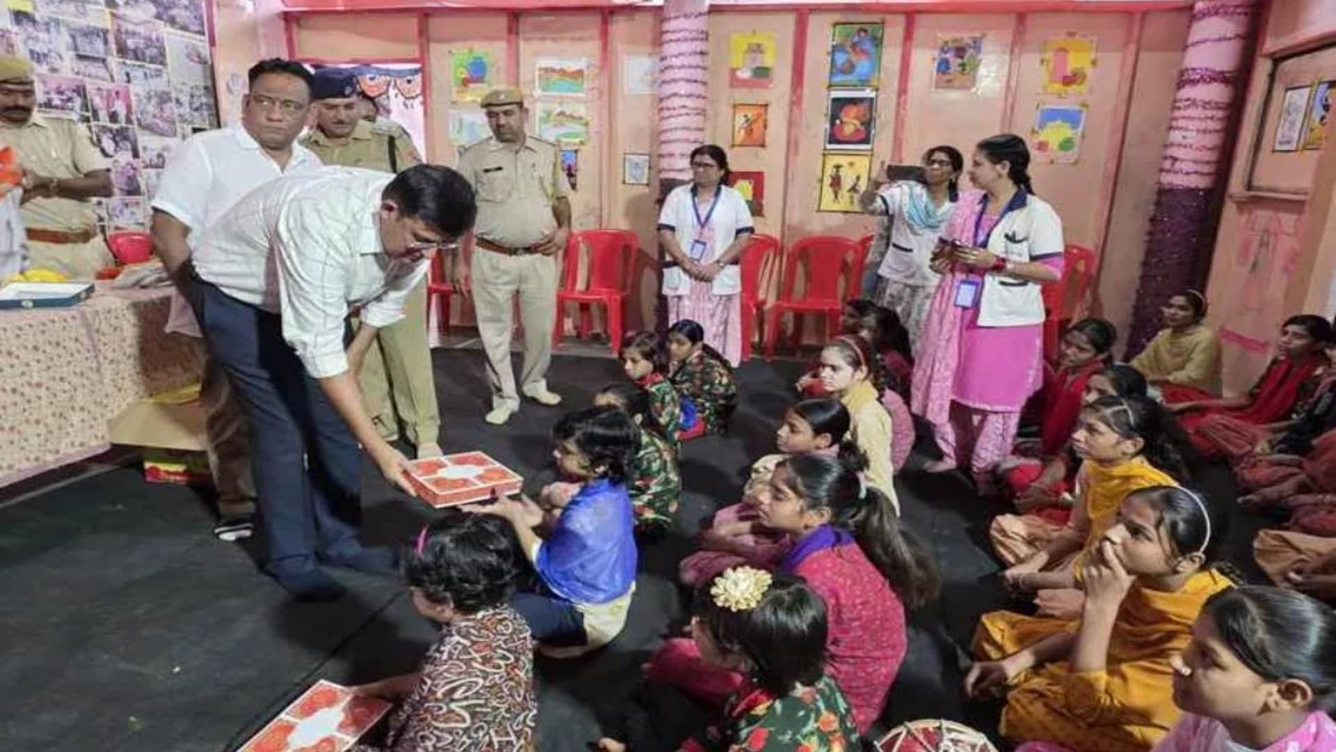 Banswara News: Sweetness Drive by Police Spreads Diwali Cheer, Gifts and Sweets Bring Smiles to Children's Fac