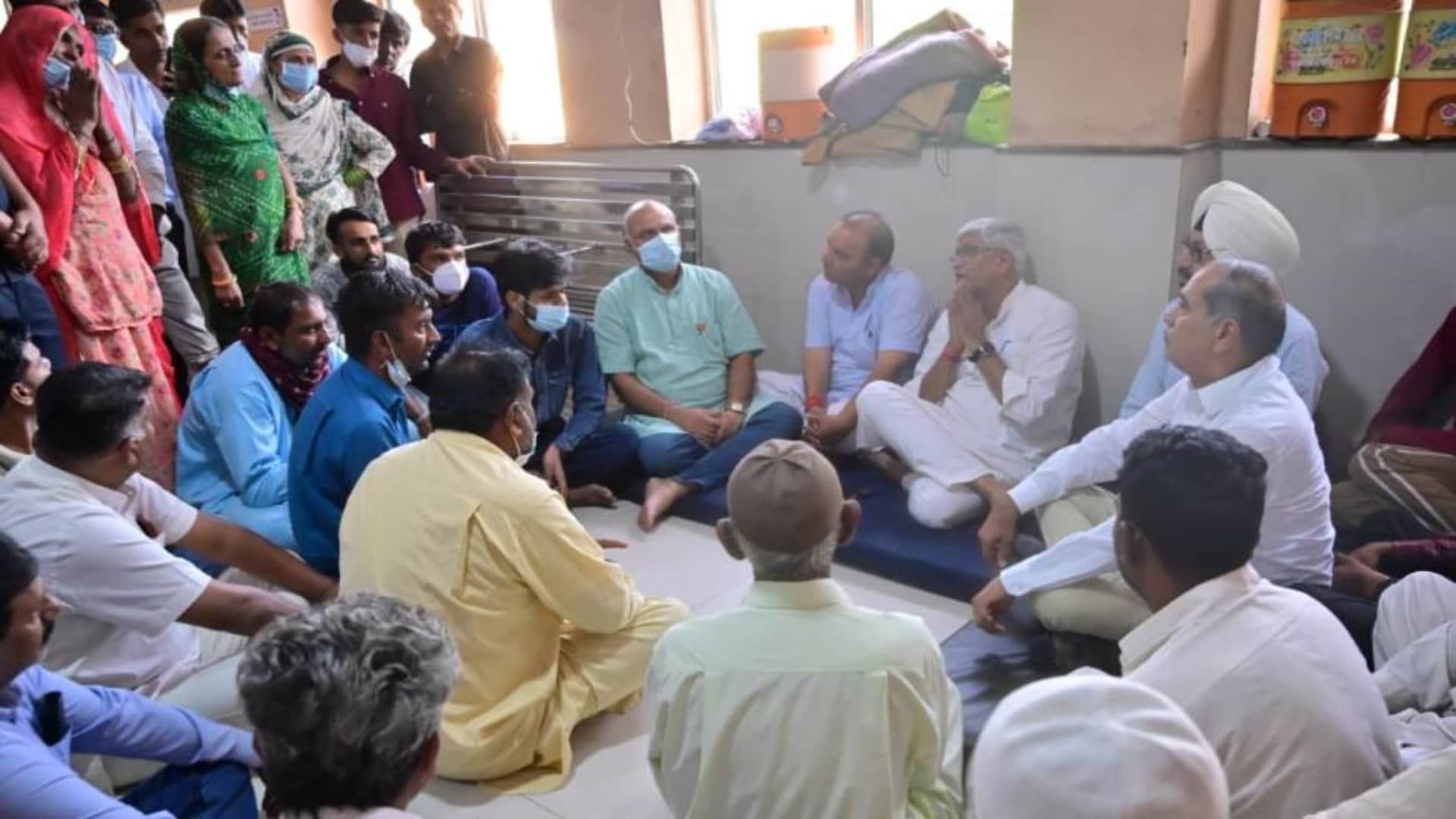 केंद्रीय मंत्री गजेंद्र सिंह शेखावत ने जैसलमेर हादसे के घायलों से की मुलाकात