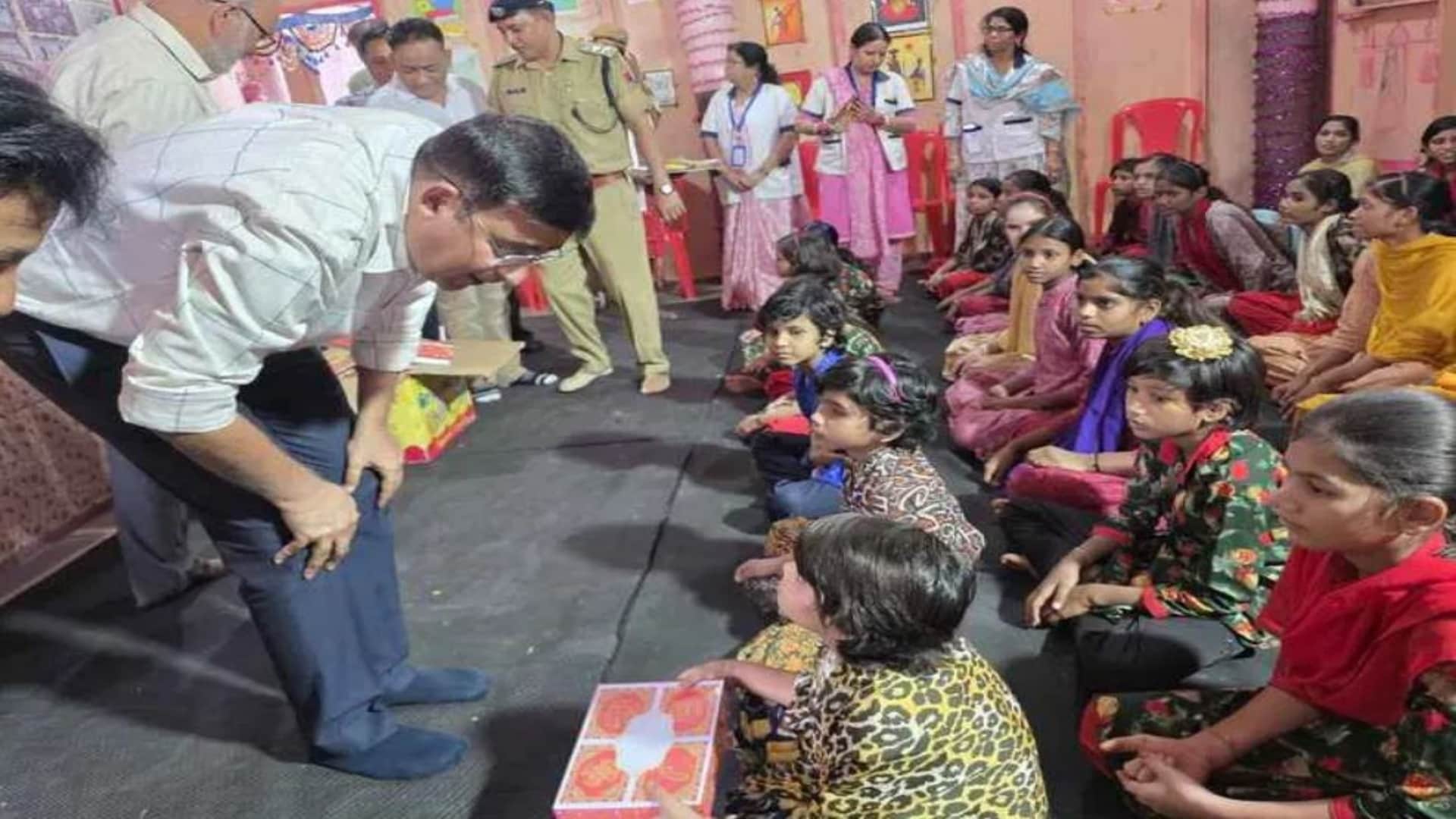 Banswara News: Sweetness Drive by Police Spreads Diwali Cheer, Gifts and Sweets Bring Smiles to Children's Fac