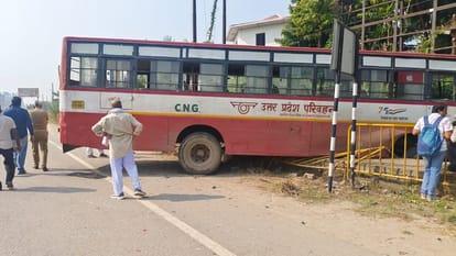 Shamli: Accident on the highway, car collided, bus broke divider and entered the wall of telephone exchange