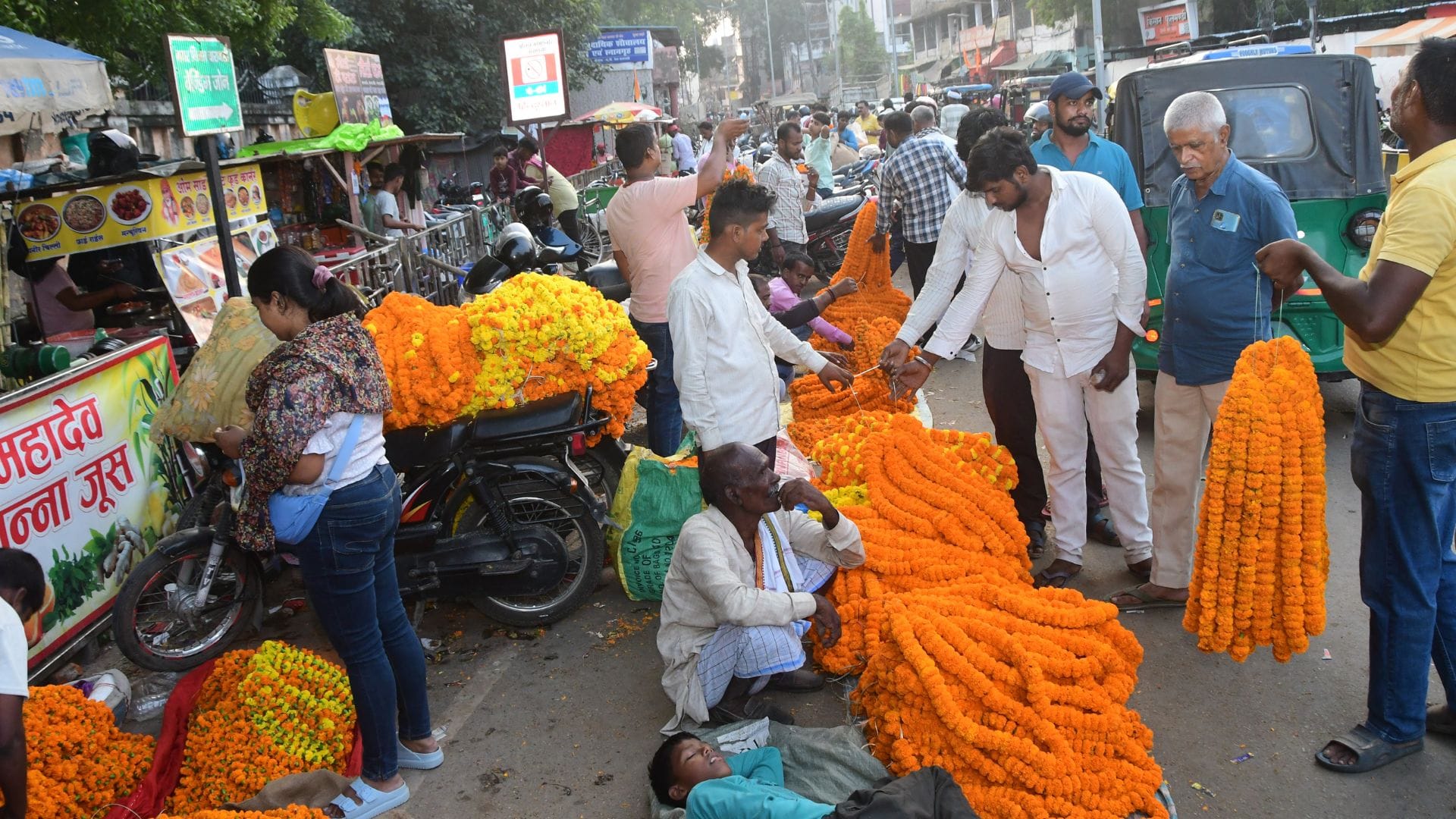 Dhanteras 325 properties purchased 70% in women names largest registry worth 6.86 crores shopping spree
