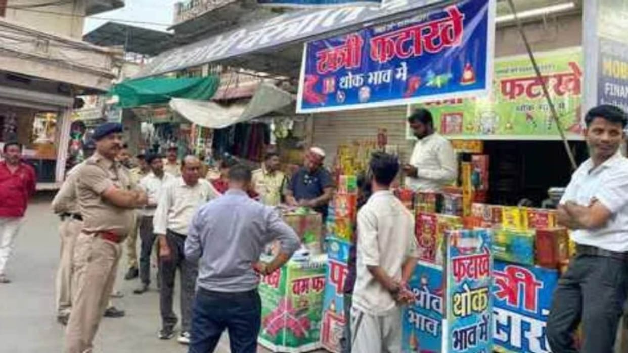 Sehore News: Police seized firecrackers worth Rs 2 lakh from grocery stores