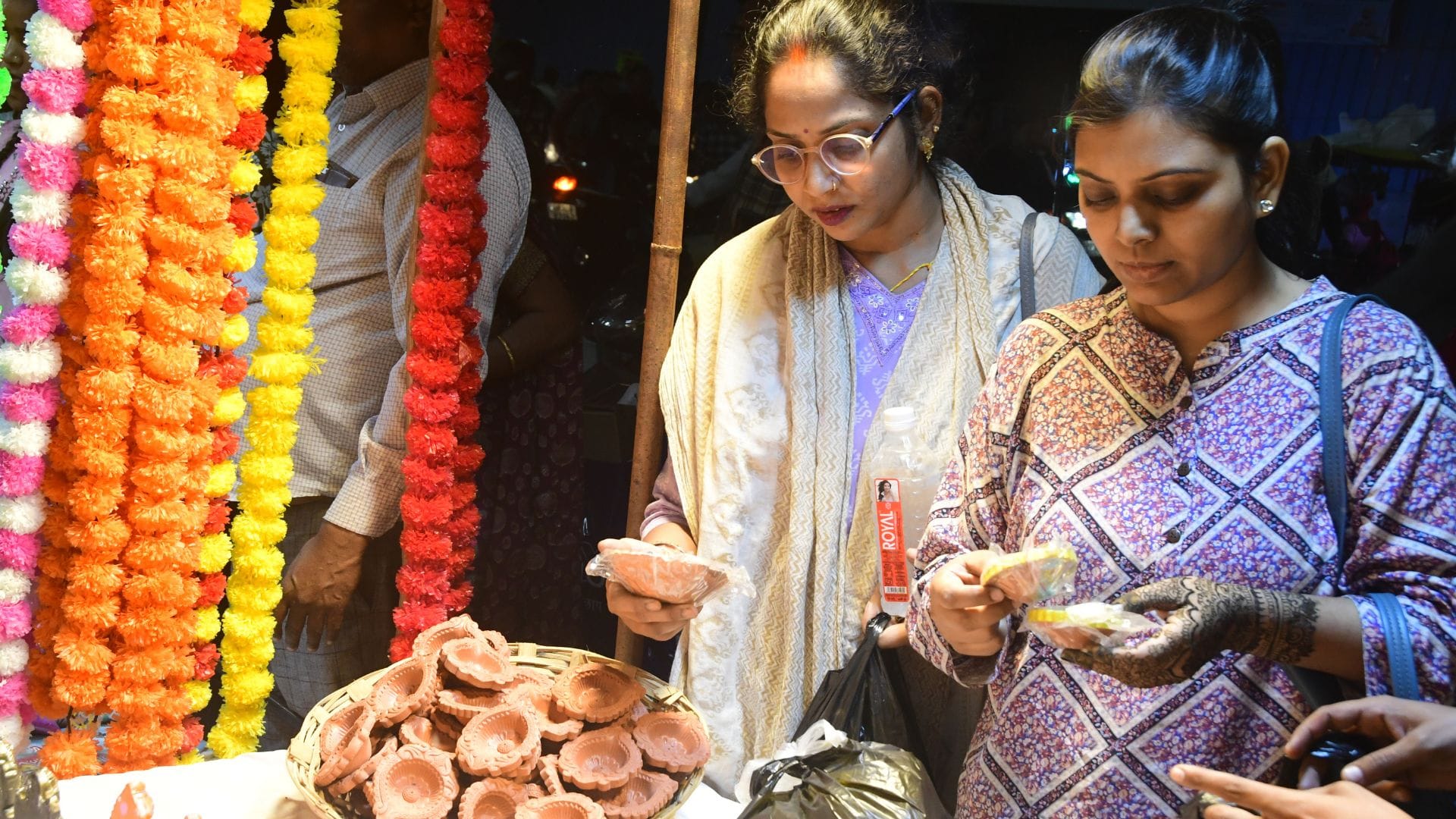 Dhanteras 325 properties purchased 70% in women names largest registry worth 6.86 crores shopping spree