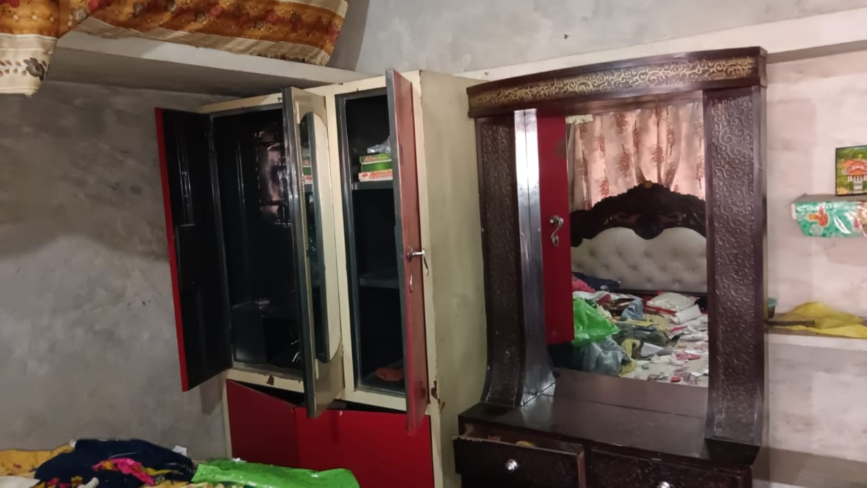 thieves stole cash and jewellery in Shahjahanpur