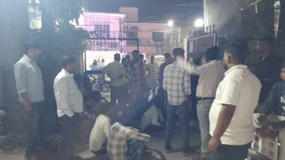 अस्पताल के बाहर बैठे मृतका के परिजन