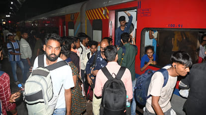 Kanpur: Fewer passengers travelled on Delhi-Bihar route, MEMU and Intercity Express trains packed to capacity