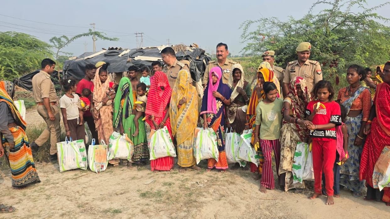 Jhansi: CO Montha and the police inspector celebrated Diwali in the tribal settlement