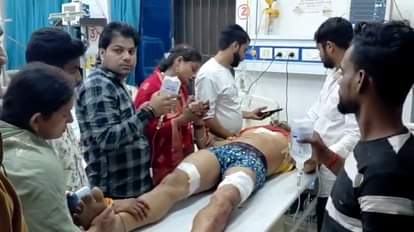 अस्पताल में घायलों का इलाज जारी। पास खड़े परिजन।