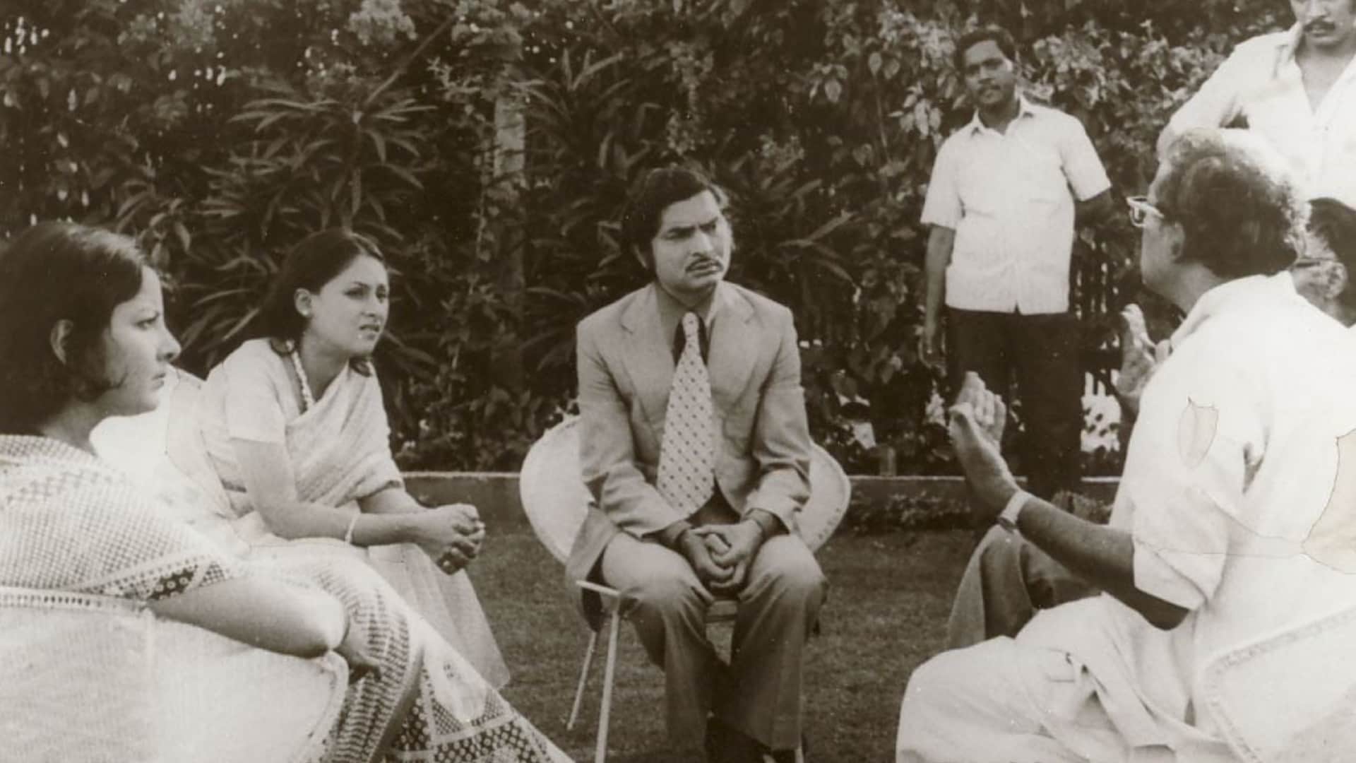 asrani death mourns bollwyood know his best tales on the set of films sholay jailer to meet wife manju