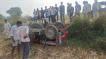 गांव चिंता गढ़ी के खेत में पलटा ट्रैक्टर