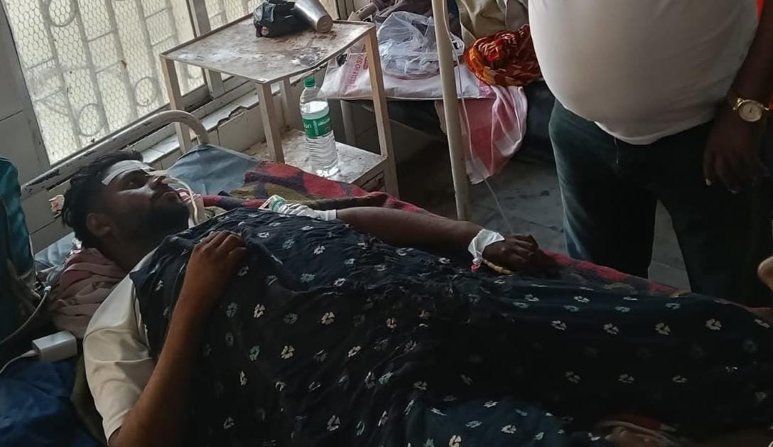 Five people, including two brothers, were injured in a knife attack in Muzaffarpur on the night of Diwali.