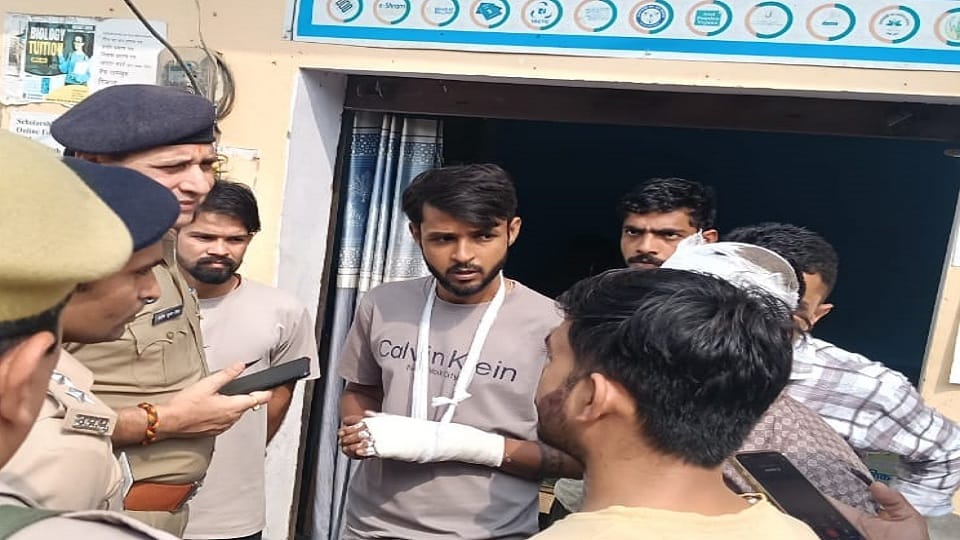 Shamli: Attack and stone pelting on stopping Garhi Abdullah Khan from bursting firecrackers, two injured