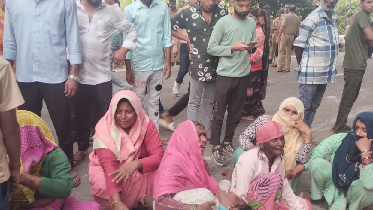 Bijnor: Laborer killed in road accident in Nahtaur, villagers protest demanding compensation