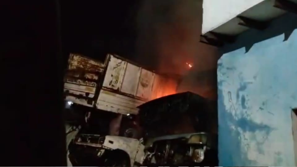 Seizure vehicles caught fire due to sparks from firecrackers in Hapur Garh