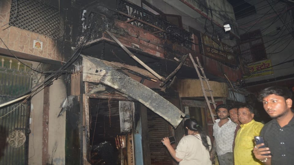 Meerut: Massive fire in the handicraft shop in Lala's market, loss worth lakhs, this became the reason