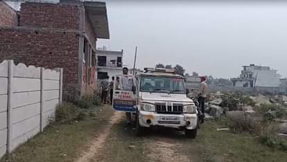 जांच के लिए मौके पर पहुंची पुलिस