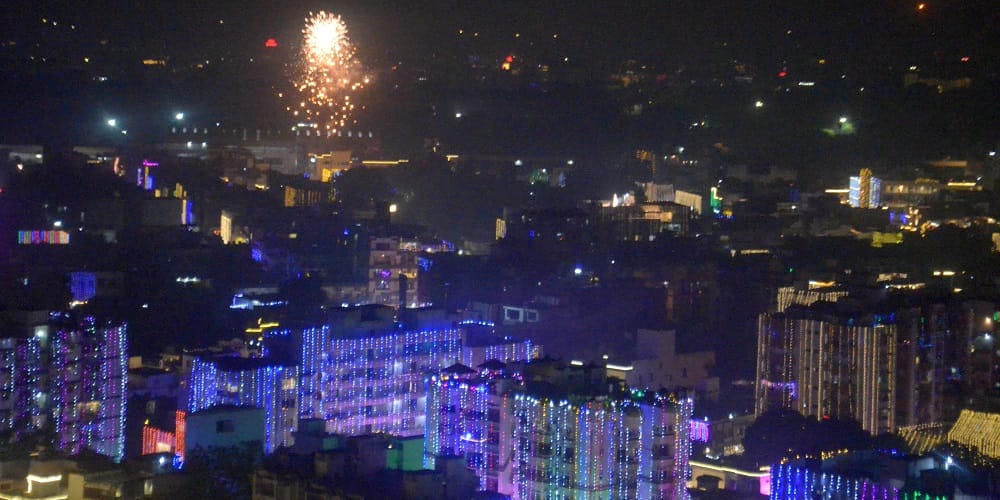 Kanpur AQI crosses 492 at 11 pm on Diwali night weather to change in next 48 hours drizzle also possible