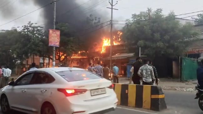 Kanpur massive fire broke out at Shubham Restaurant accident occurred due to a cylinder explosion