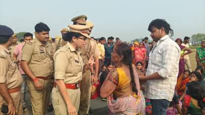 घटनास्थल पर जांच करती पुलिस