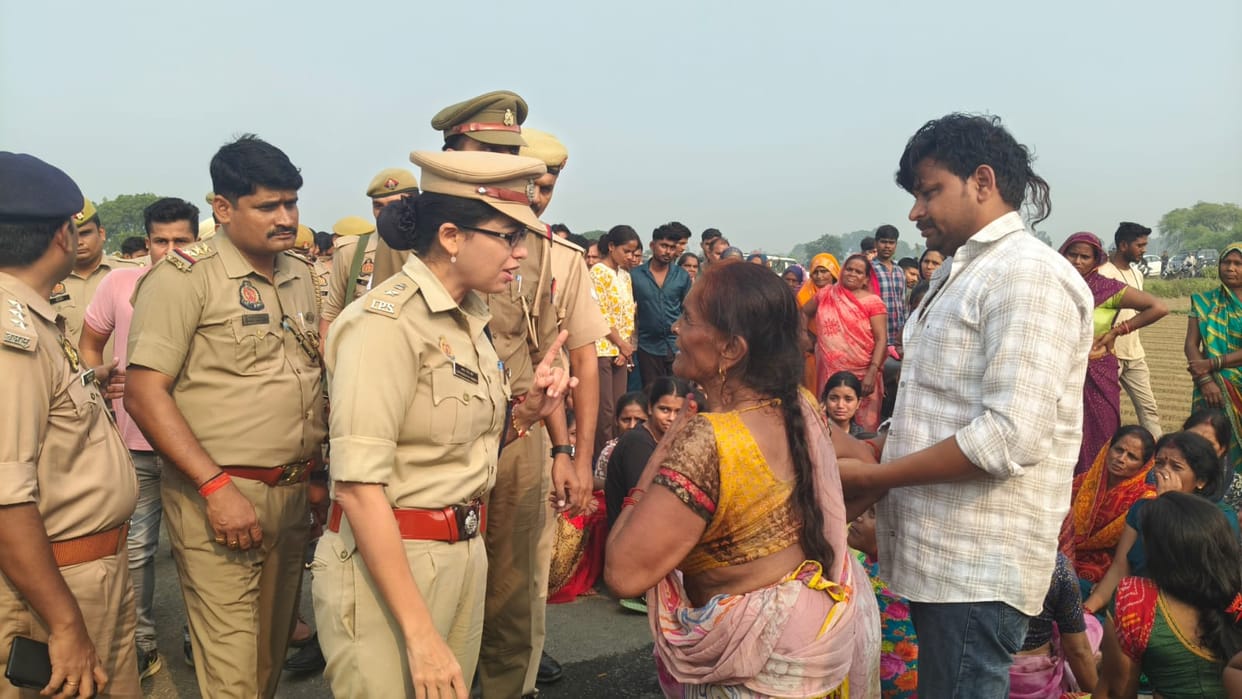 Kanpur Dehat Young man shot dead three bullets fire body found on the roadsid police engaged in investigation