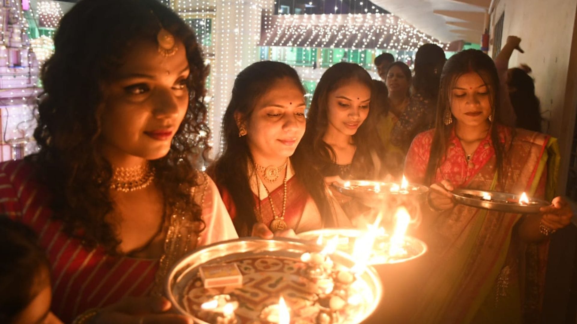 Diwali Lord Rama welcomed to city of Shiva in varanasi lamps lit in every home Goddess Lakshmi worshipped