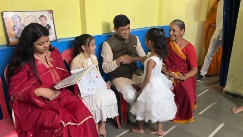 indore news mayor pushyamitra bhargava visits sanitation worker home on diwali