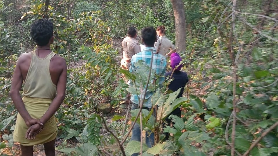 मौके पर मौजूद लोग और पुलिस