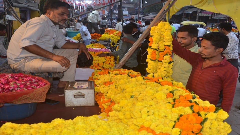 Demand for flowers in Aligarh on Diwali