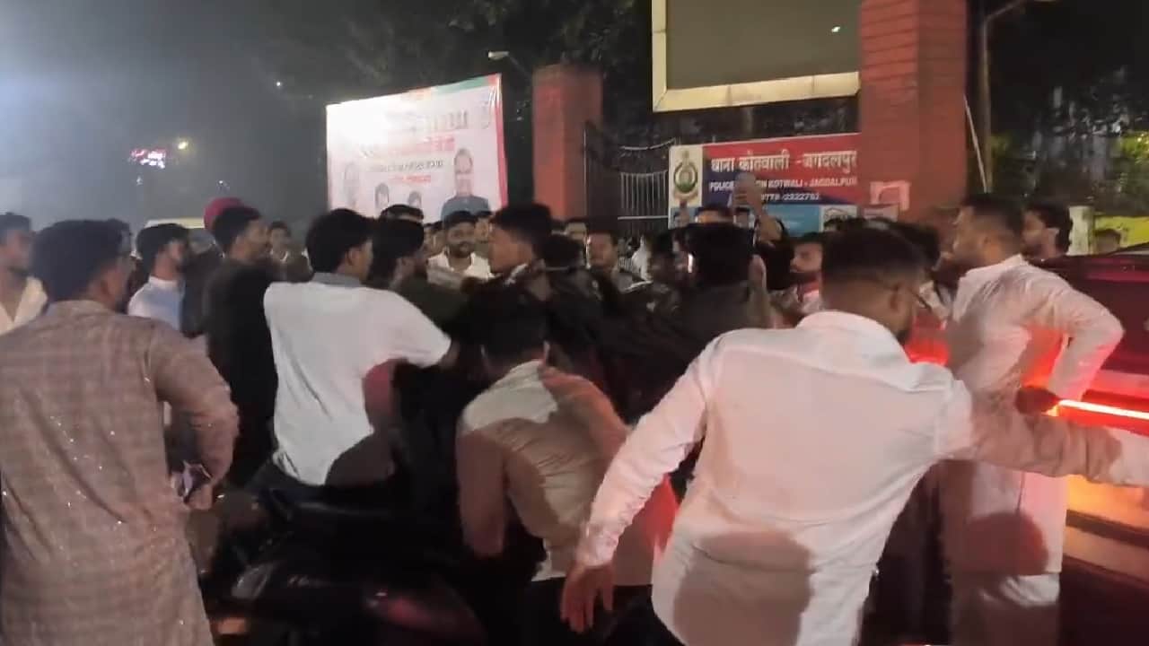 मारपीट करते लोग