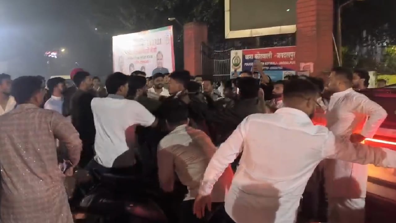 मारपीट करते लोग