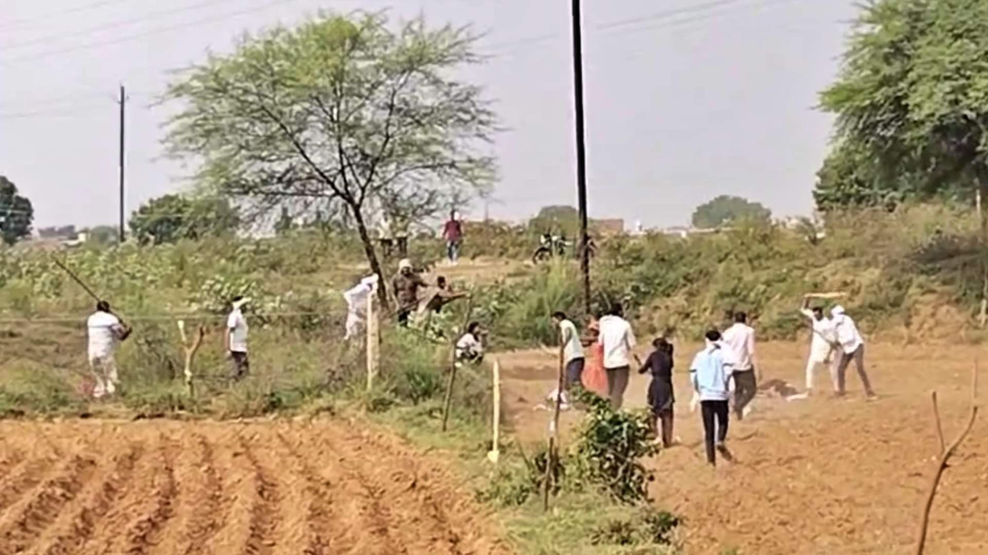 महिलाओं और उनके परिवार पर लाठियों से हमला