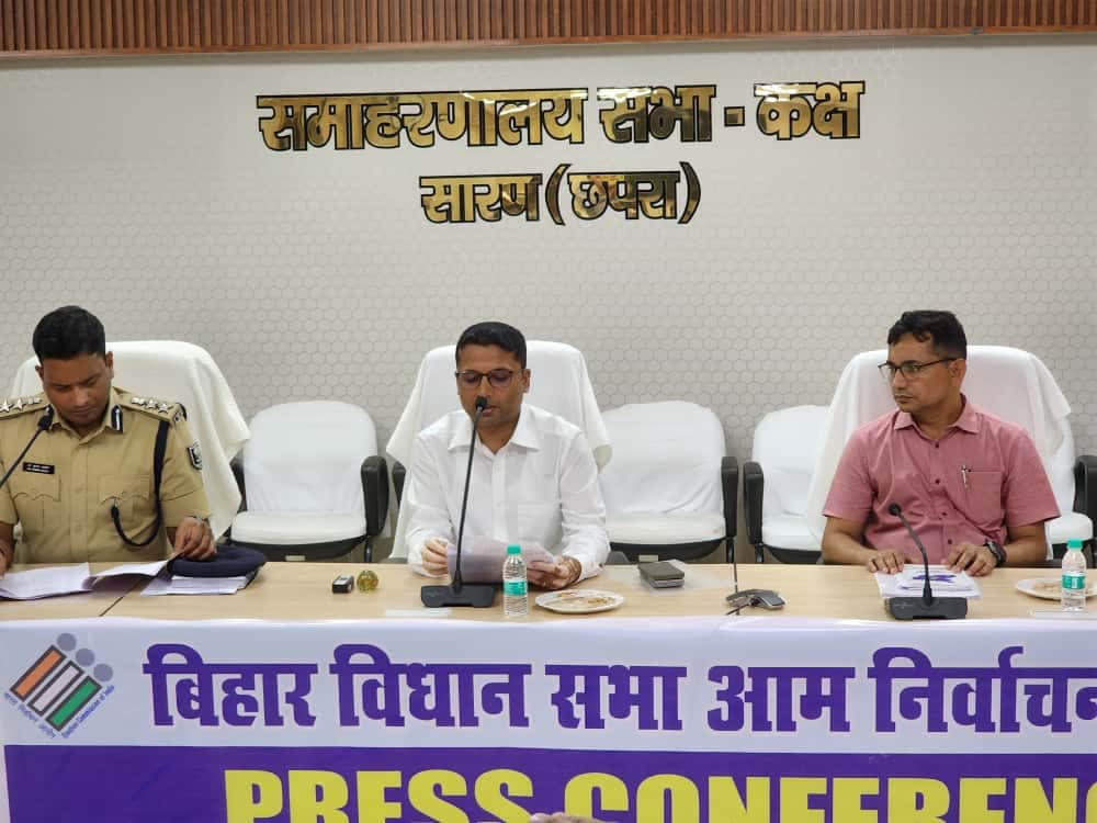 नामांकन संबंधित जानकारी साझा करते हुए अधिकारी गण।