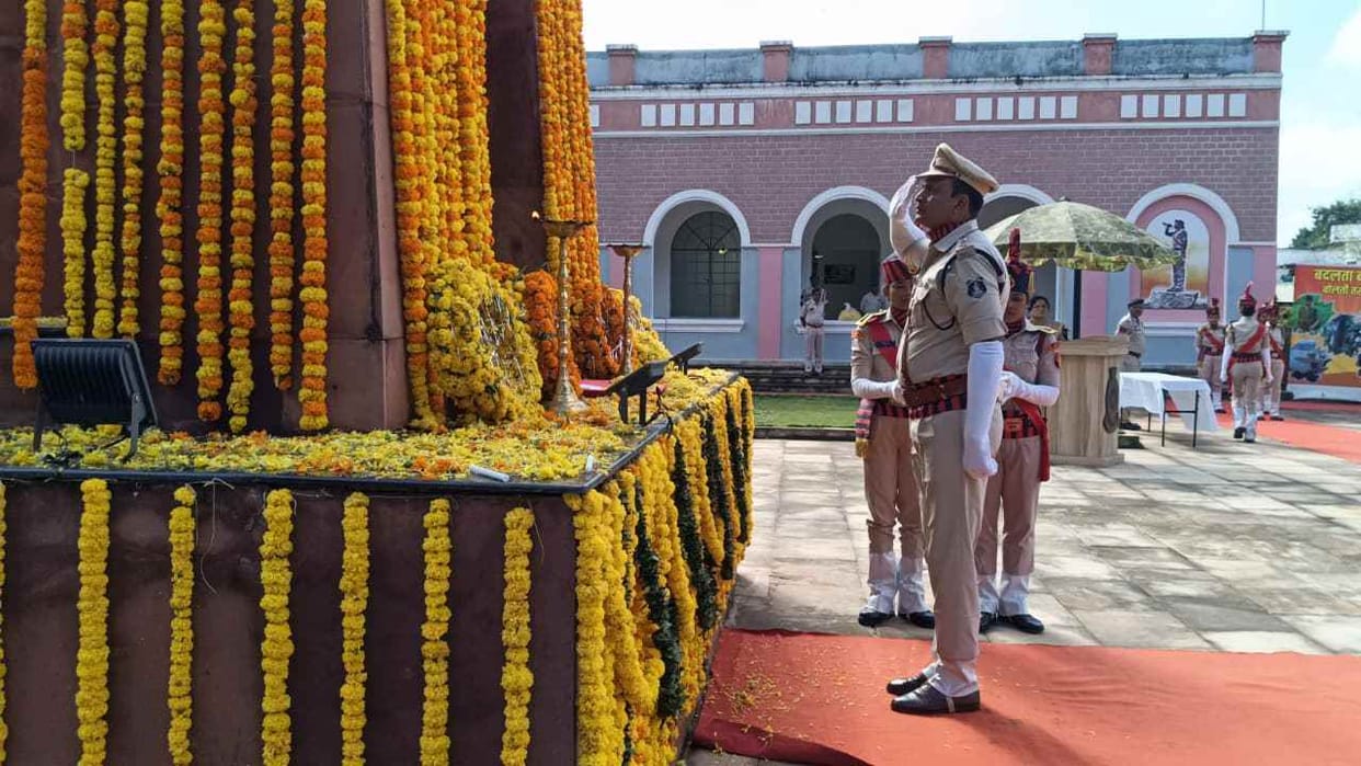 Tributes paid to martyred soldiers in Jagdalpur on Police Commemoration Day