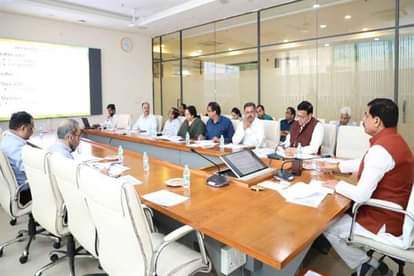 सीएम डॉ. यादव अधिकारियों के साथ बैठक करते हुए