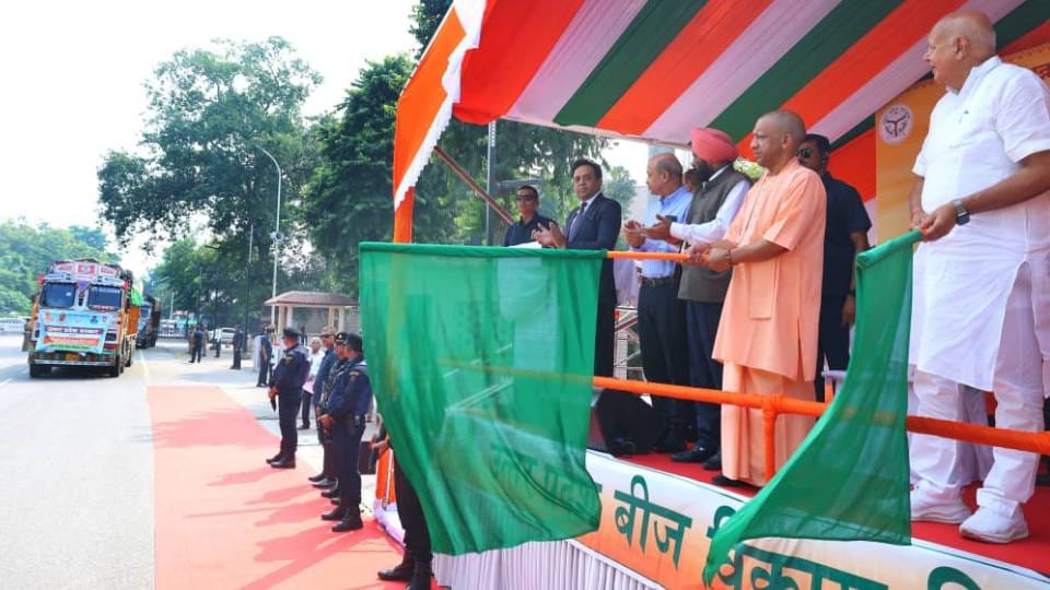 CM Yogi flagged off relief vehicle carrying 1,000 quintals of wheat seeds for flood-affected farmers of Punjab