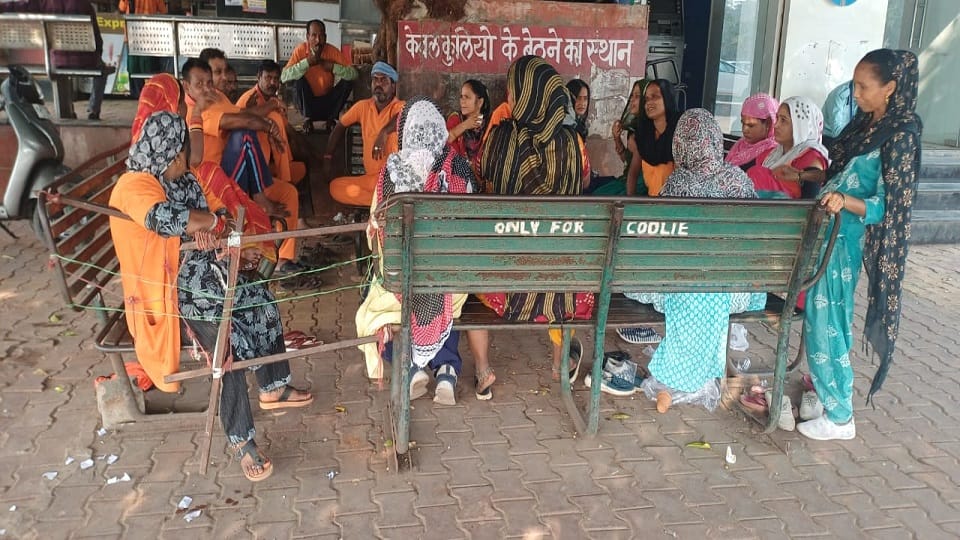 Cleaners Strike at Agra Cantt Station Anger Over Unpaid Diwali Bonus