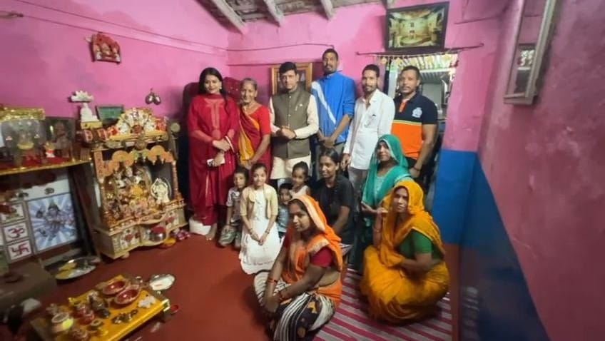 indore news mayor pushyamitra bhargava visits sanitation worker home on diwali