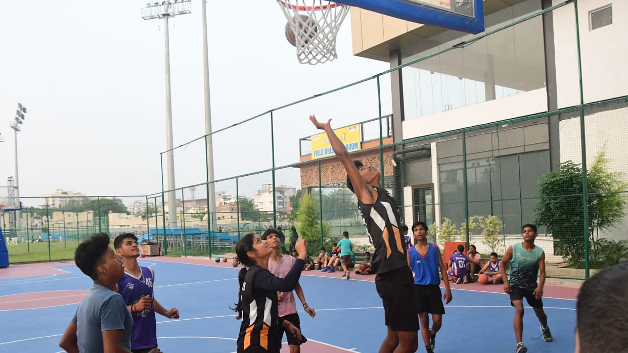 Sports News Basketball Attacker Nancy four baskets helped girls defeat boys team 15-13