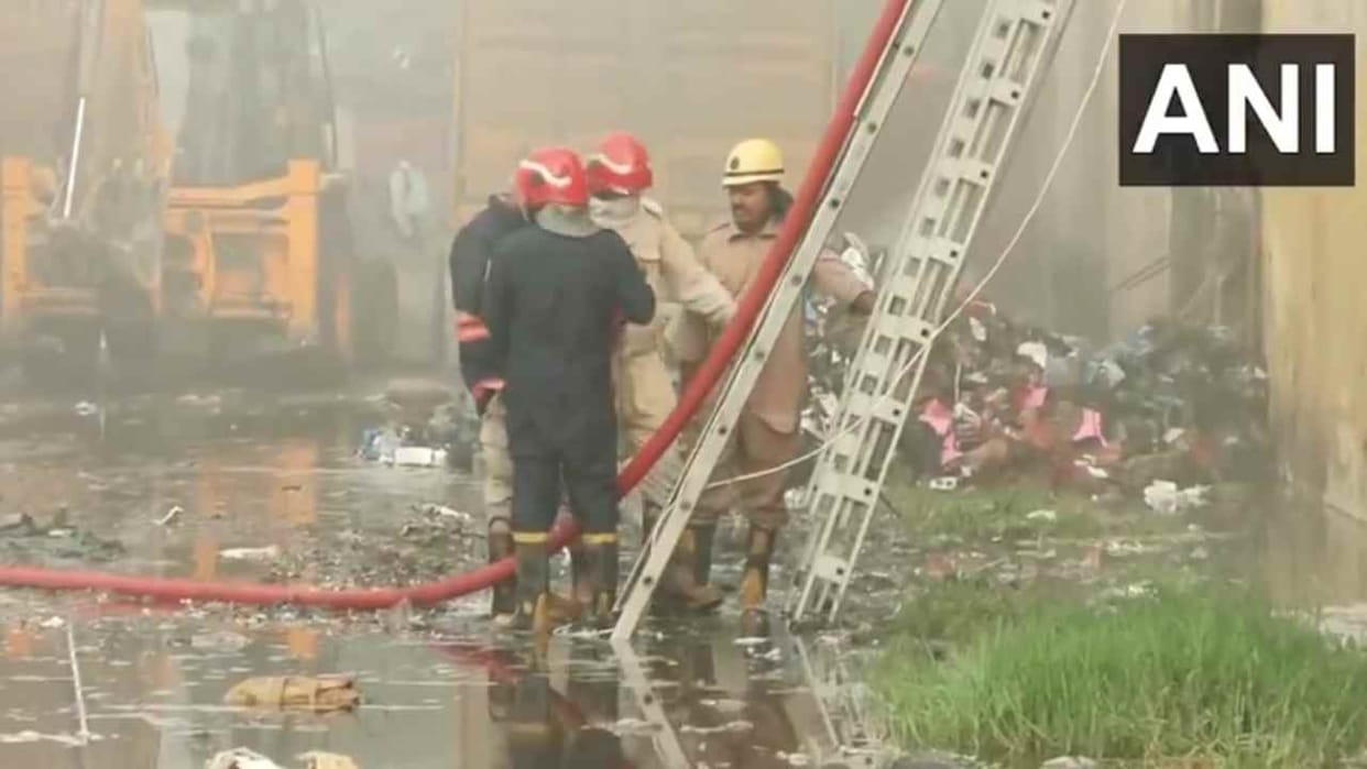 massive fire broke out in building in Delhi Sanjay Gandhi Transport Nagar