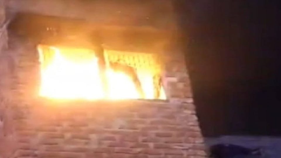 Gonda: A shop caught fire due to a lamp, killing an innocent child and injuring a young man; the grandfather w