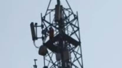 टावर पर चढ़ा युवक