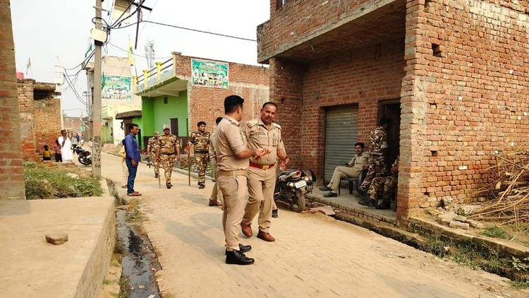 संभल में तनाव: आतिशबाजी को लेकर दो समुदायों के बच्चों के बाद बड़े भिड़े, पथराव में छह लोग घायल, आरआरएफ तैनात